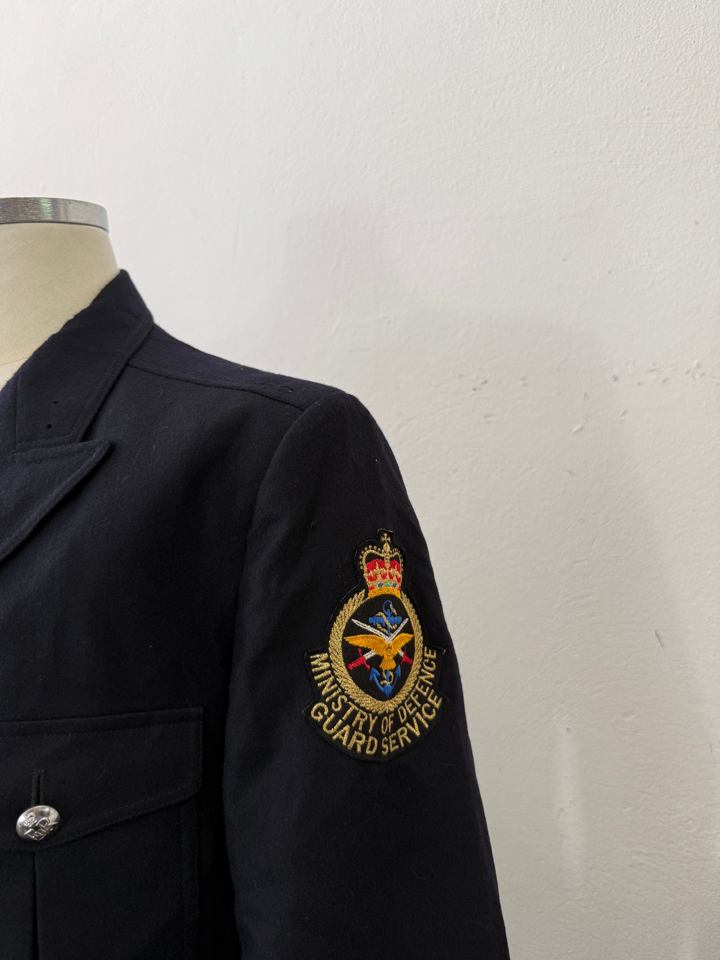 Vintage Ministry of Defence Guard Service Uniform Jacket – 1990s UK “L/XL”