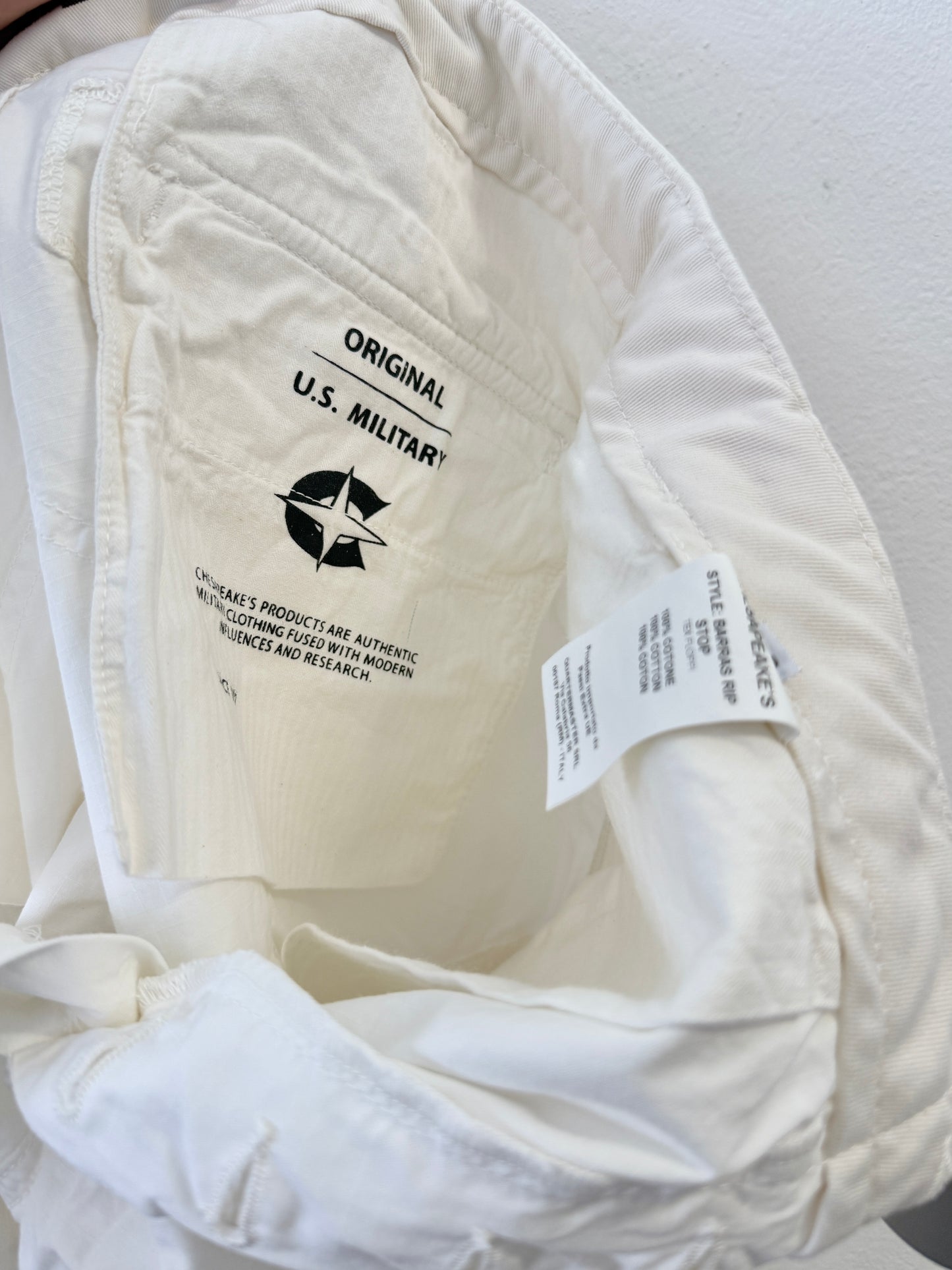 Cargo Short Barras Off White - Chesapeakes