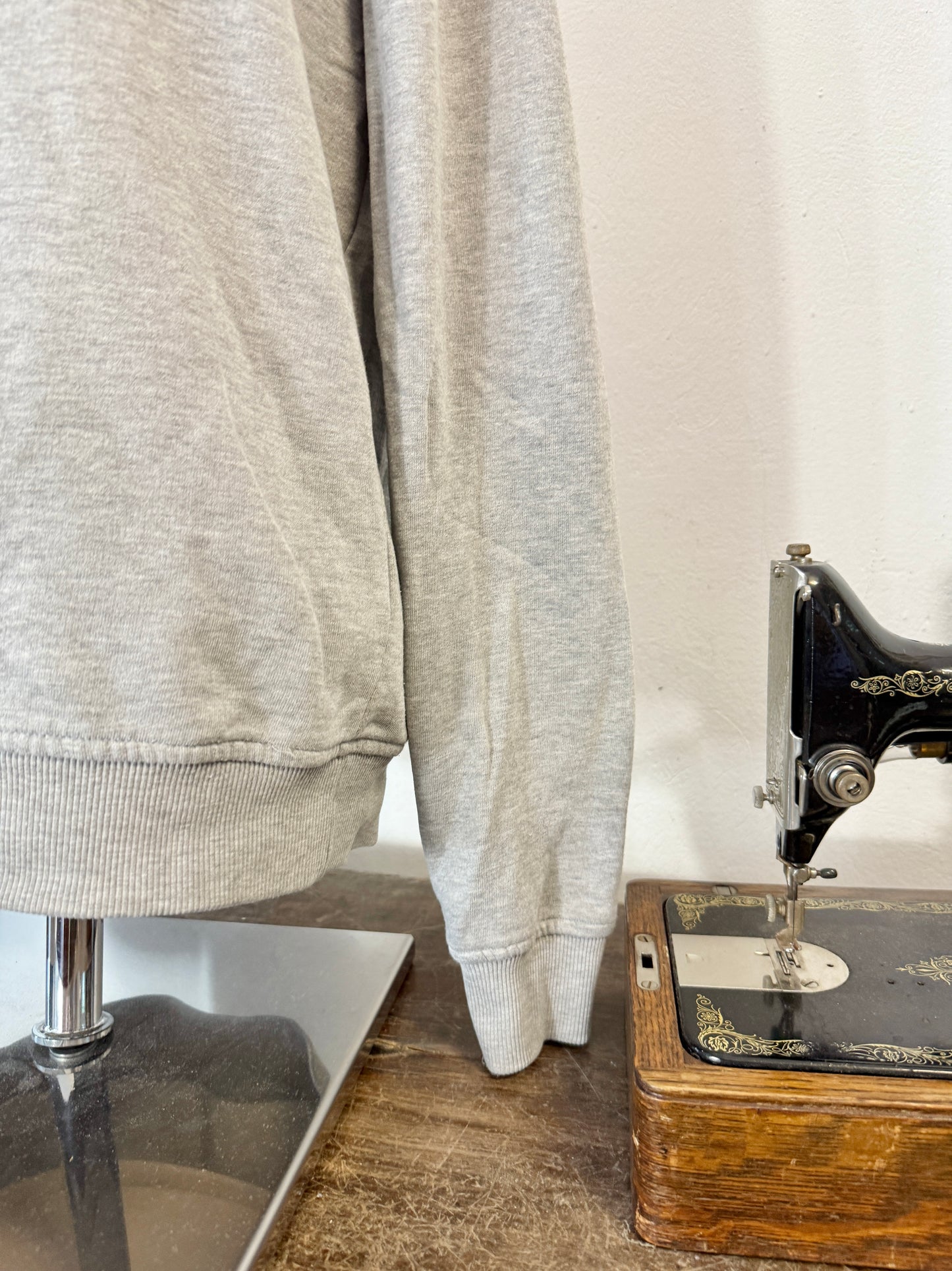 Grey Raglan Sleeve Sweatshirt “L”