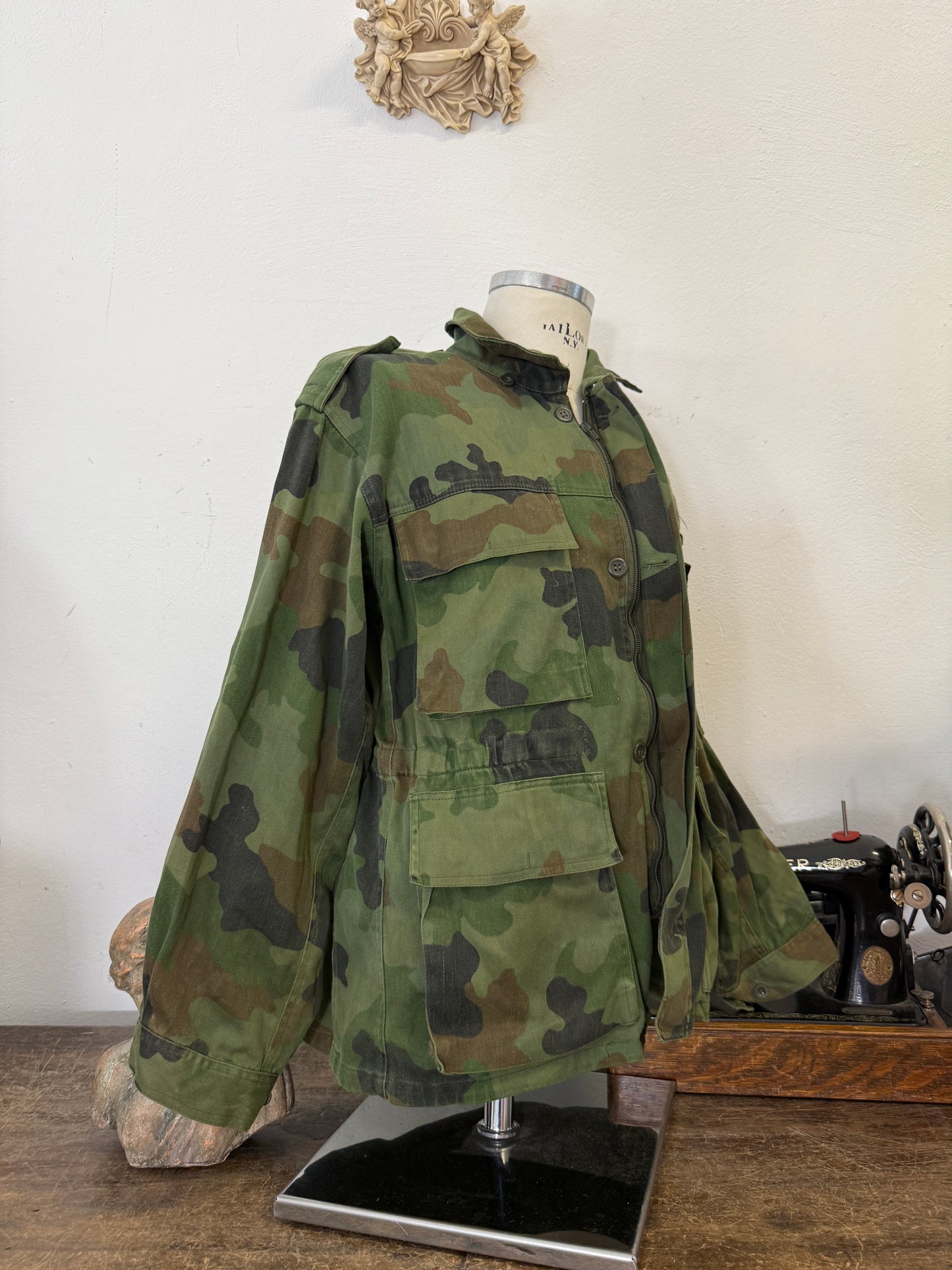 Vintage 90’s Serbian Army Jacket “M/L”
