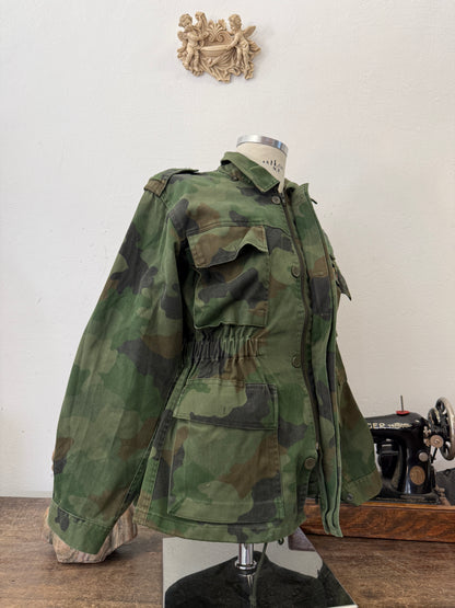 Vintage 90’s Serbian Army Jacket “M/L”