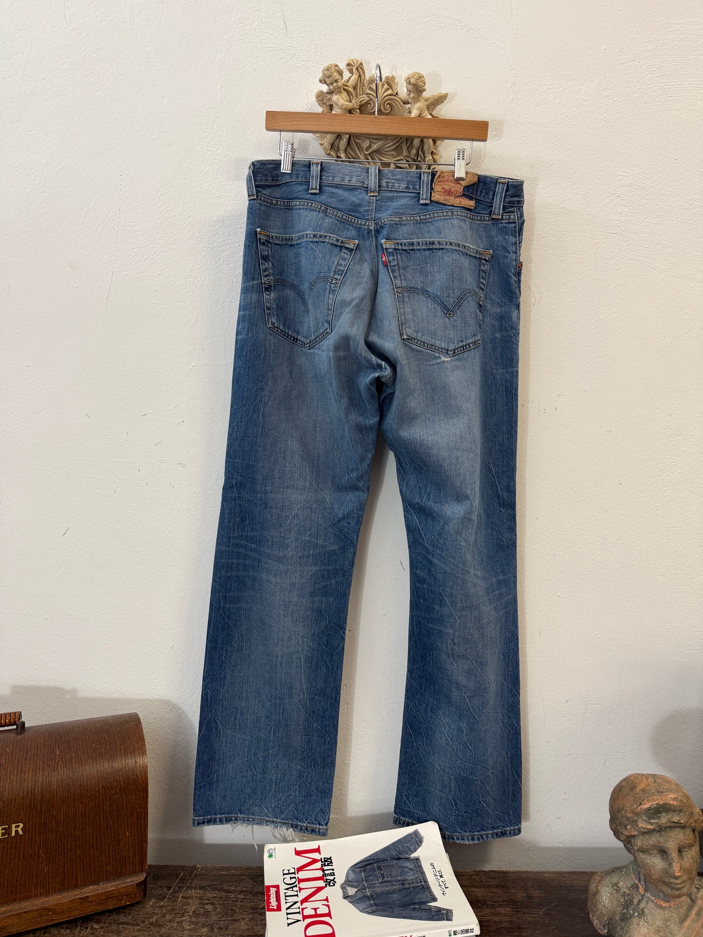 Vintage Levi’s 501 “W35 L32”