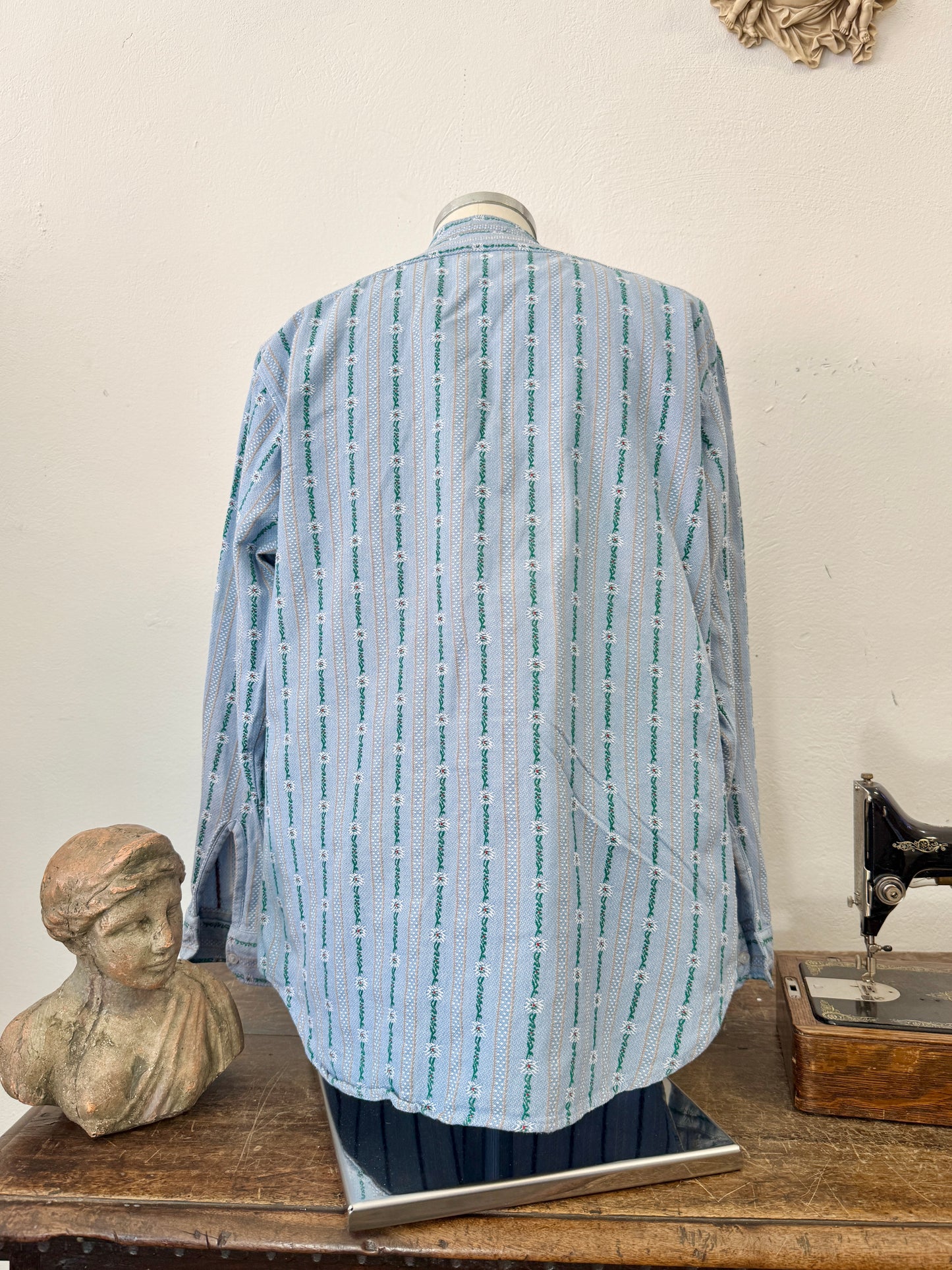 Vintage 90’s Swiss Shirt “L”