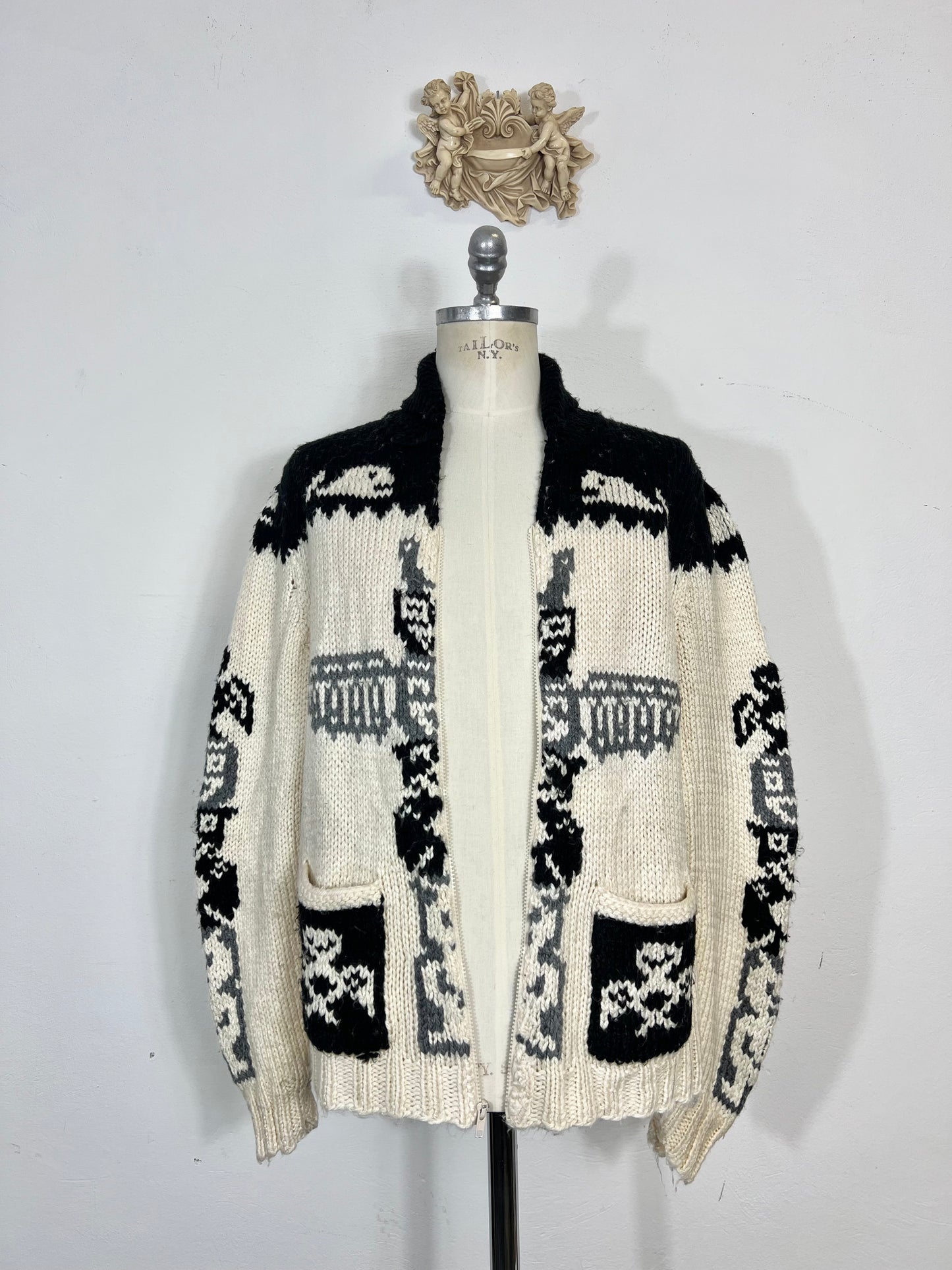 Cowichan-style sweater with tribal pattern and zip closure “XL”