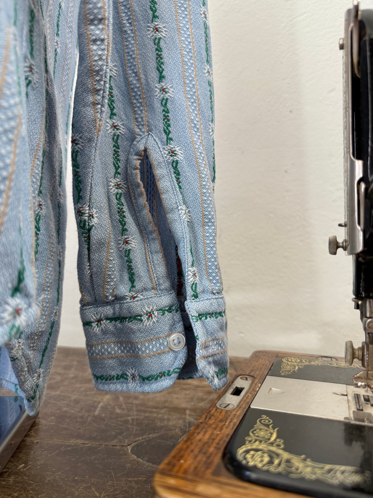 Vintage 90’s Swiss Shirt “L”